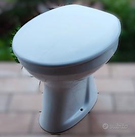 Vaso WC distanziato dal muro, con sedile
