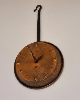 Orologio vintage da muro a forma di padella