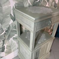 Mobiletto sahbby verde decapato decorato a mano