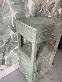 Mobiletto sahbby verde decapato decorato a mano