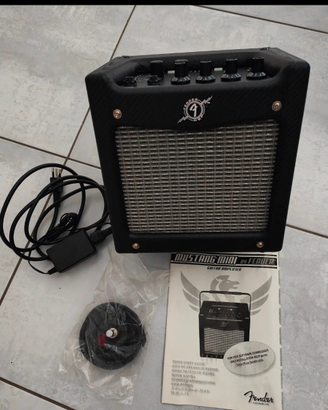 3 Amplificatori Roland Fender + Pedalini Boss Behr