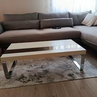 Tavolino con piedi in acciaio