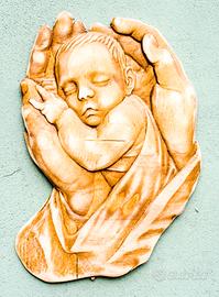 Bassorilievo in Legno. Bambino in mano, neonato