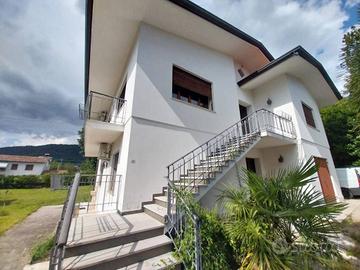 Villa di 245 m² con più di 5 locali e box auto dop