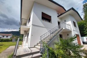 Villa di 245 m² con più di 5 locali e box auto dop