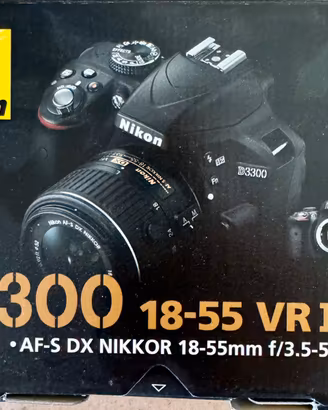 Fotocamera Nikon D3300 con obiettivo 18-200mm