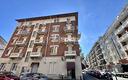 luminoso-bar-d-angolo-con-ampie-vetrine-