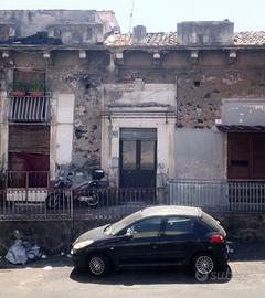 Bottega zona porto Catania con tetti alti 6 metri
