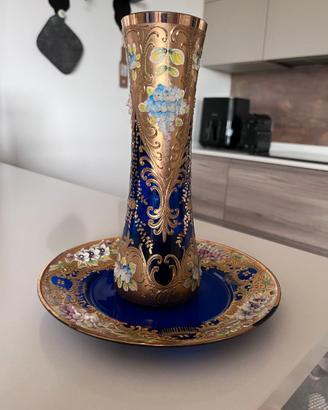 Vaso e piatto d'epoca blu in cristallo di Boemia