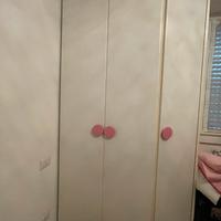 Armadio ad angolo cameretta bianco e rosa