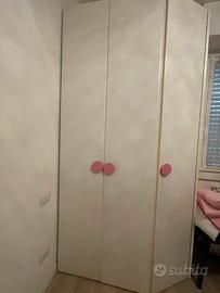 Armadio ad angolo cameretta bianco e rosa