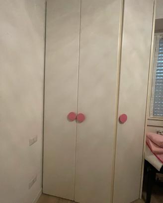 Armadio ad angolo cameretta bianco e rosa