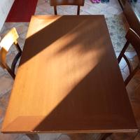 Tavolo di legno allungabile con 4 sedie