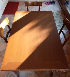 Tavolo di legno allungabile con 4 sedie