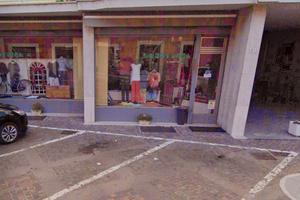 Mori- negozio con ampia vetrina