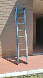 Scala a sfilo estensibile a tre rampe