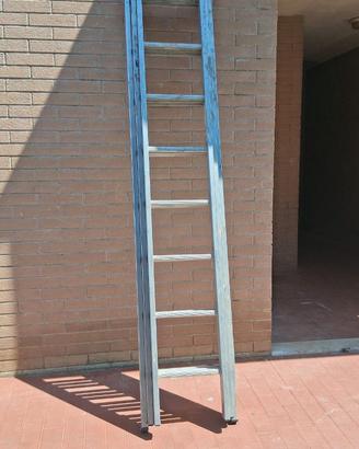 Scala a sfilo estensibile a tre rampe