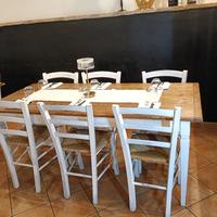 Due tavoli grandi da ristorante più dodici sedie