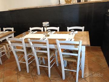 Due tavoli grandi da ristorante più dodici sedie