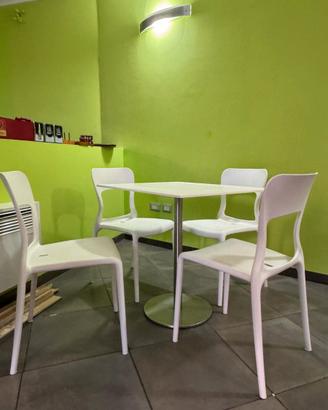 Tavoli e sedie in polipropilene colore bianco
