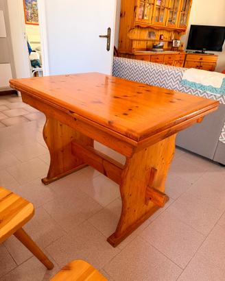 Tavolo allungabile e 4 sedie in legno di pino