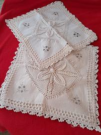 Coppia di copricuscini vintage con motivi decorati