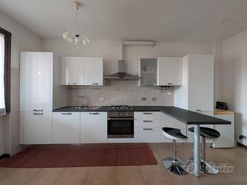 Cucina completa con elettrodomestici 