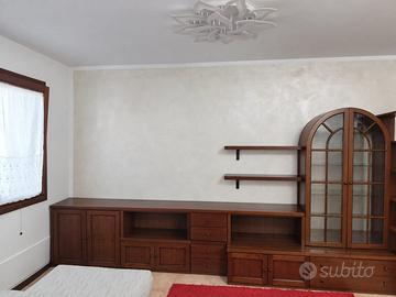 Parete attrezzata in legno con vetrina