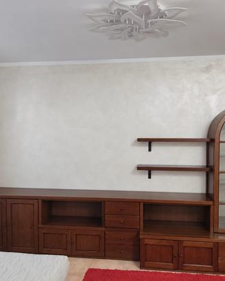 Parete attrezzata in legno con vetrina