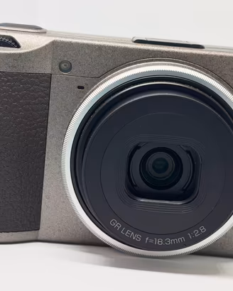 Ricoh GRIII con accessori