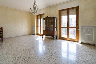 Appartamento di 135 m² con 5 locali e box auto a V