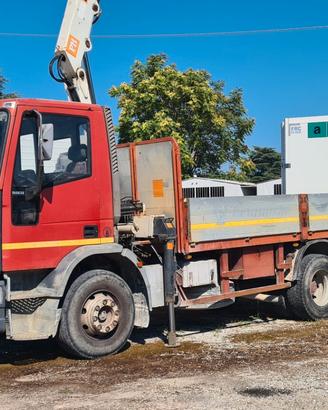 Iveco Eurocargo 150E23 con Gru PM 9022