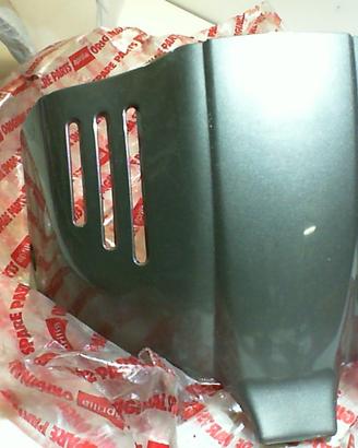 COPERCHIO ACCESSO CANDELA SCARABEO APRILIA AP82389