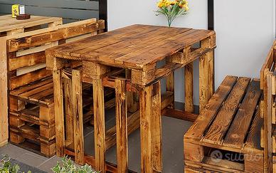 Set tavolo e panche con cuscini in pallet di legno