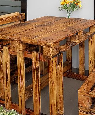 Set tavolo e panche con cuscini in pallet di legno