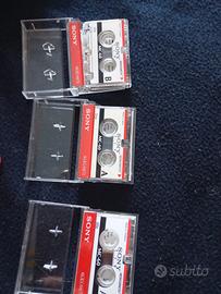 tre microcassette Sony 