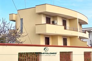 Villa rifinta su tre livelli in via Cacace