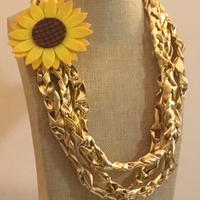 Collana dorata con girasole