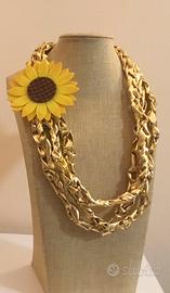 Collana dorata con girasole