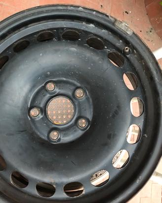 Cerchi in ferro volkswagen passat a 5 fori da 16.