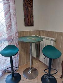 Tavolo Bar alto  con due sedie verdi