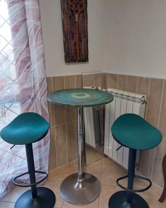 Tavolo Bar alto  con due sedie verdi