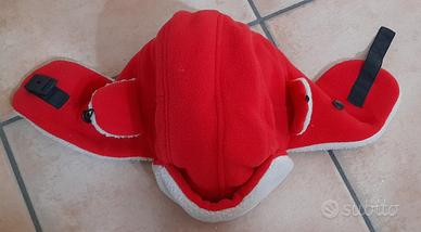Cappello invernale rosso con paraorecchie