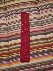 Cravatta Alcott rosso Borgogna a pois bianchi