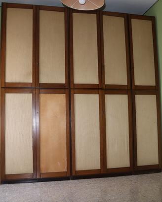Armadio in legno ad otto ante 2,76 x 2,60 metri