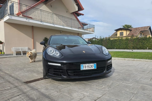 Auto tenuta in modo maniacale