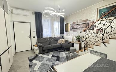 TRILOCALE IN CORTE RISTRUTTURATO SU DUE LIVELLI