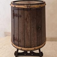 Mobiletto rustico realizzato da una piccola botte.