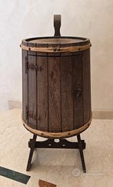 Mobiletto rustico realizzato da una piccola botte.