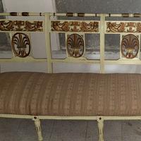 Divanetto in legno e specchio decorati a mano